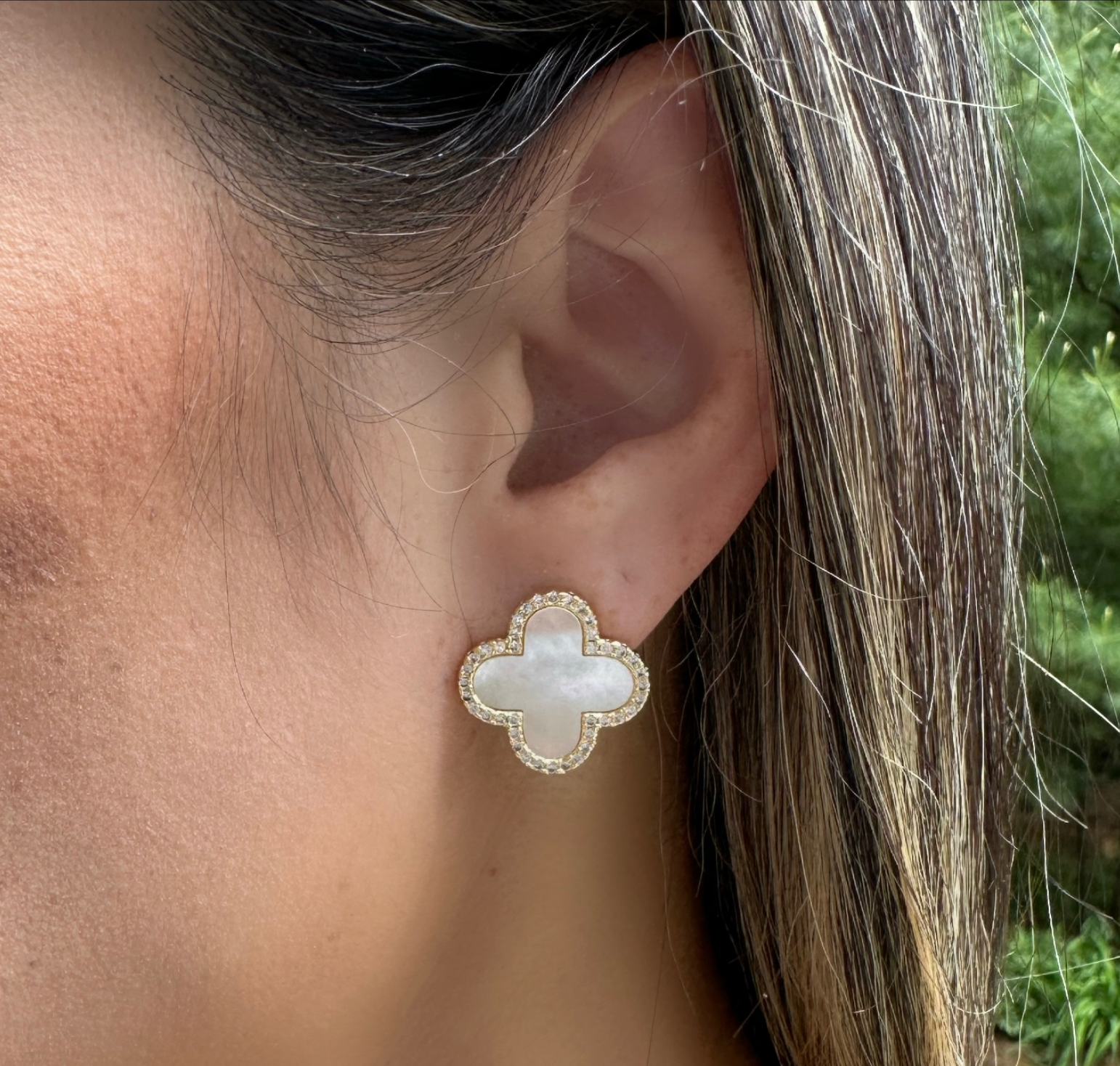 ◆VINTAGE HOLLYWOOD◆ Rose Blossom Pearl Earrings VH2435EA00 Mother of Pearl + Cubic Zirconia Flower Stud Earrings